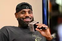NBA火箭队重磅引援：顶级后卫加盟，战力大增，曾与詹姆斯对位